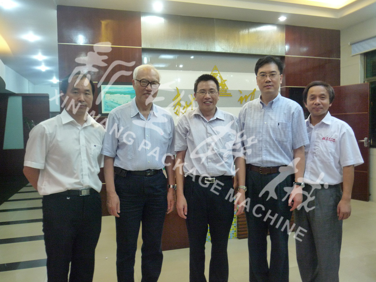 中國工程院院士段正澄、中國工程院院士、華中科技大學(xué)黨委書記邵新宇、廣東省智能機(jī)器人研究院院長張國軍一行蒞臨新望公司考察指導(dǎo)